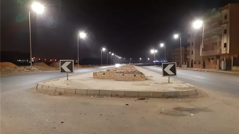 رئيس جهاز مدينة الشروق: تركيب 370 كشاف إنارة ليد بمحور الحرية