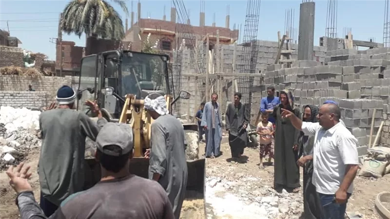 إزالة فورية لـ 4 حالات تعدٍ على أراضٍ زراعية بمركز منفلوط