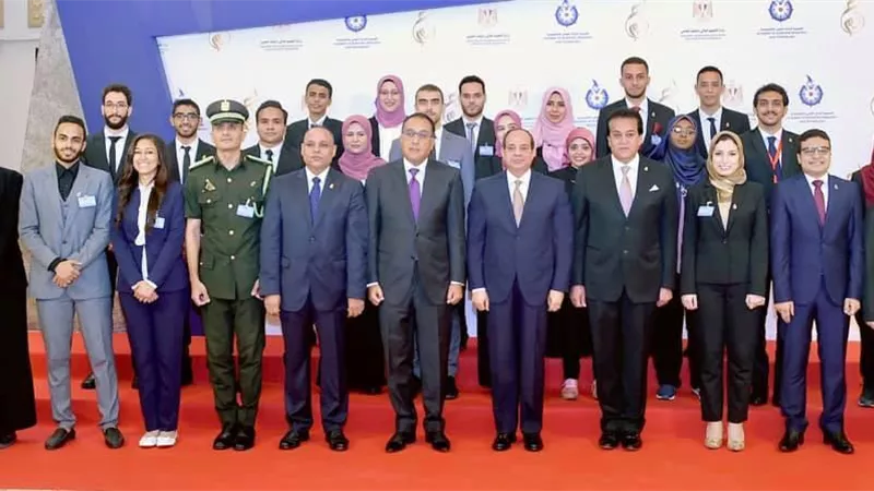 رئيس جامعة القناة يهنئ طالبة طب اسنان احد أوائل الجمهورية