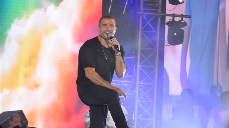 شاهد كواليس حفل عمرو دياب في العلمين الجديدة.. فيديو