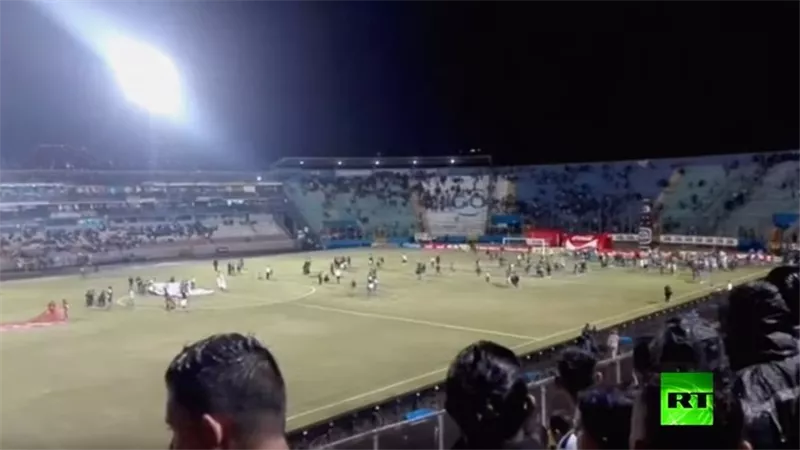 مصرع 4 مشجعين وإصابة 7 بسبب شغب الملاعب.. فيديو
