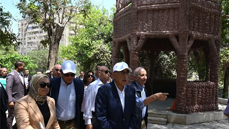 رئيس الوزراء يتفقد مشروع إعادة إحياء حديقة الأزبكية التراثية