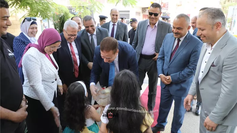 العاملون بالديوان العام يستقبلون محافظ المنوفية بالورود والزغاريد