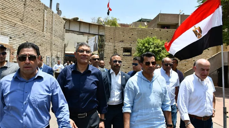 وزير الرياضة ومحافظ الجيزة يفتتحان أعمال تطوير مركز شباب ميت عقبة