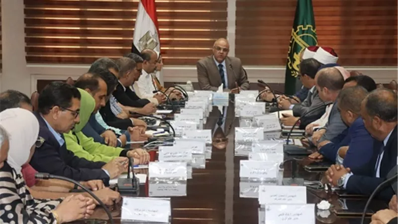 محافظ القليوبية يناقش عددا من الملفات المهمة.. وشكاوى المواطنين