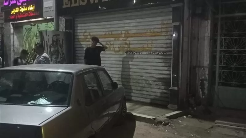 رئيس حي السويس يتابع التزام المحلات بقرار الغلق
