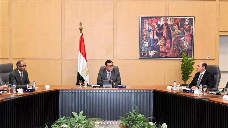 وزير الإسكان يعقد اجتماعًا لمتابعة موقف المشروعات التنموية