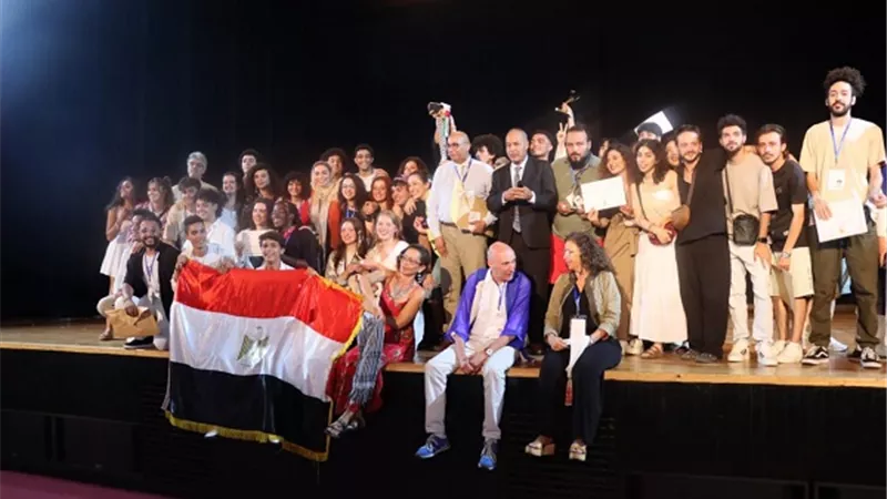 جامعة عين شمس الاولى على قارات العالم بالعرض المسرحي سالب صفر