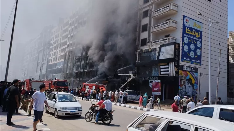 حريق هائل يلتهم مول تجاري لبيع الملابس بالمنصورة