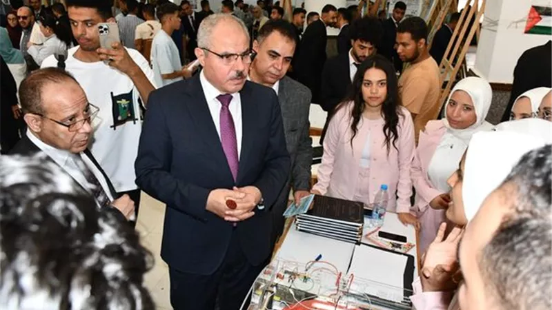 رئيس جامعة القناة يتفقد 40 مشروع تخرج لطلاب كلية الهندسة