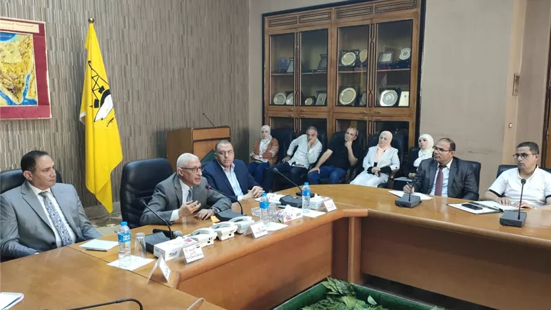 محافظ شمال سيناء يلتقي بمديري الإدارات بديوان عام المحافظة