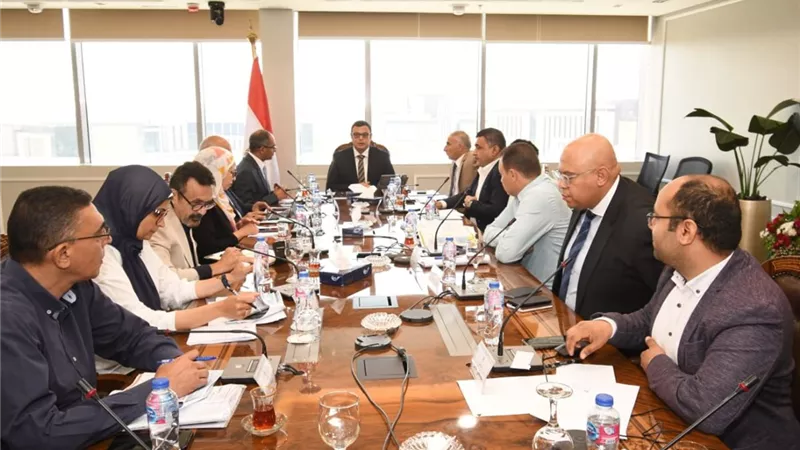 وزير الإسكان يتابع موقف ضعف وانقطاع المياه بـ