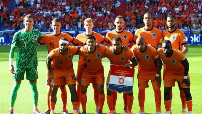 تشكيل هولندا أمام تركيا .. جاكبو وديباي يقودان الهجوم