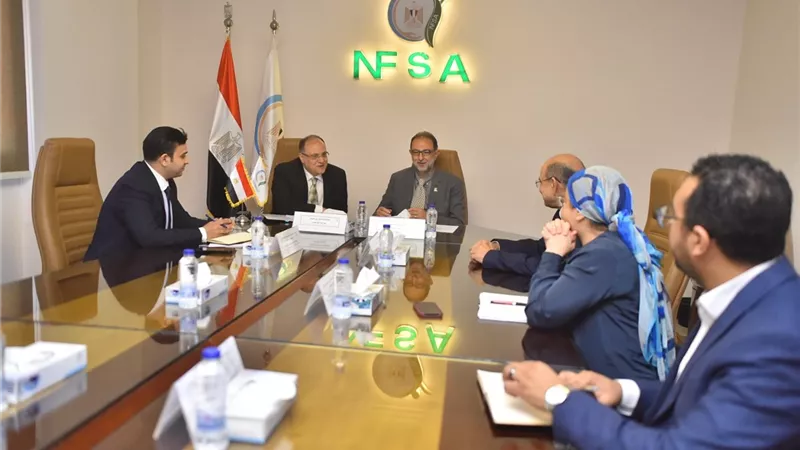 رئيس هيئة الدواء المصرية يعقد اجتماعا مع الهيئة القومية لسلامة الغذاء
