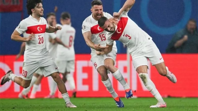 آرسنال يزاحم دورتموند على صفقة مدافع تركيا