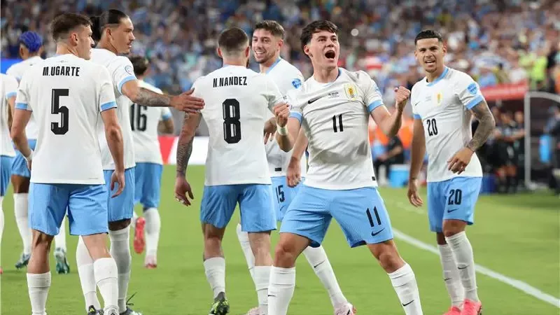 نجم أوروجواي يخطف أنظار برشلونة