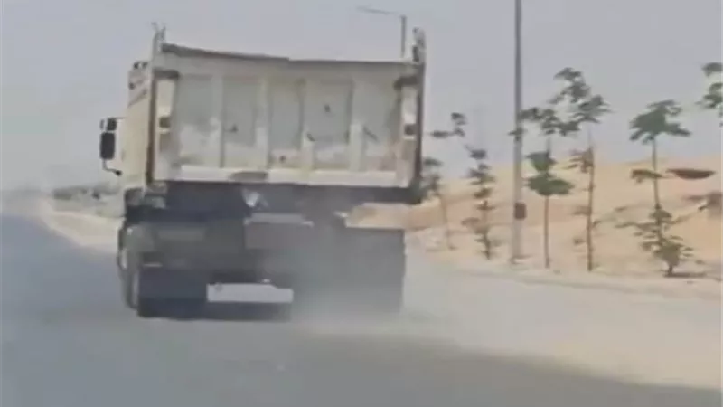 ضبط قائد سيارة نقل مُحملة بالقمامة يسير بسرعة عالية بالشرقية