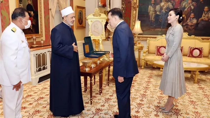ملك تايلاند يستقبل شيخ_الأزهر ويشيد بالأزهر منارة عالمية للوسطية