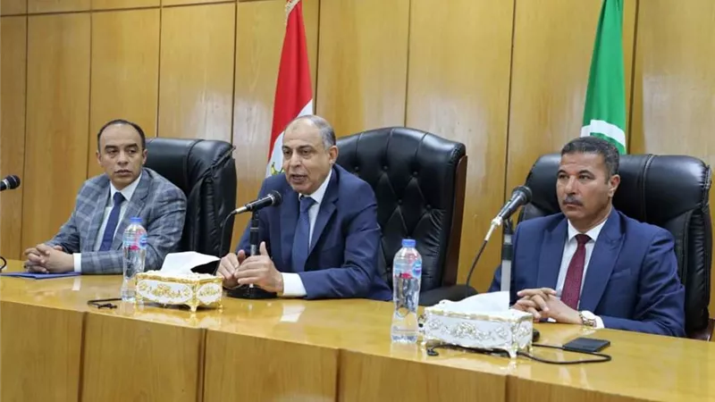 محافظ المنيا يعقد اجتماعاً موسعاً مع القيادات التنفيذية بالمحافظة