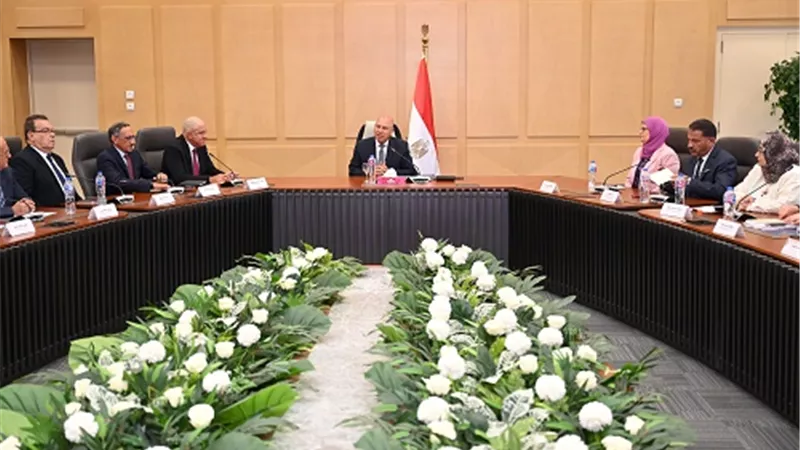 وزير الصناعة والنقل يعقد لقاءا مع أعضاء اتحاد الصناعات المصرية