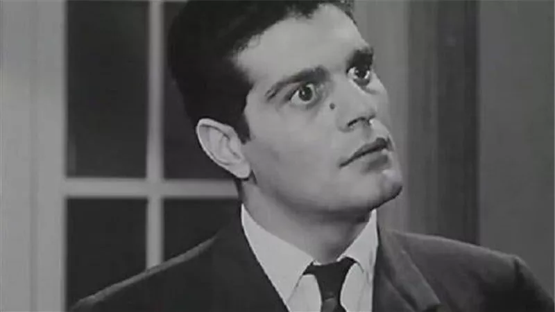 عمر الشريف دخل السجن قبل افتتاح عرض لفيلمه الشهير 