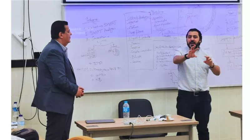 رئيس جامعة بني سويف التكنولوجية يتفقدمركز التطوير المهني