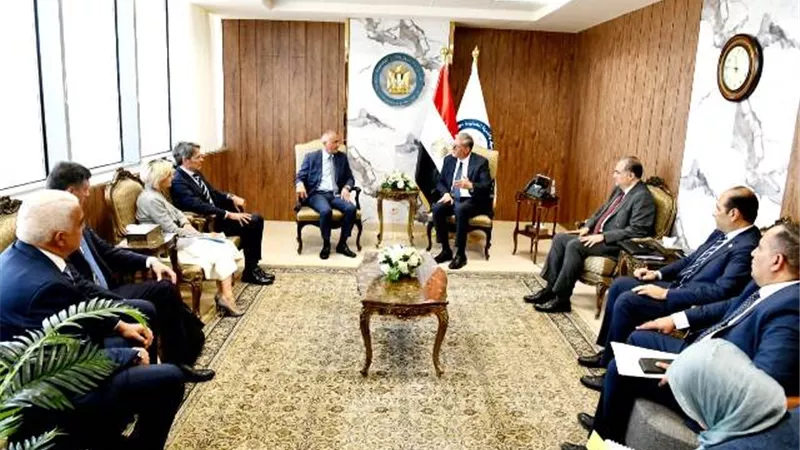 وزير البترول يستقبل وفداً رفيع المستوى من مسئولي إينى الإيطالية