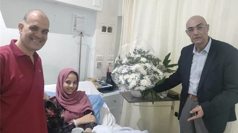 لفتة إنسانية.. وزير الطيران يُرسل باقات ورود لنزلاء المستشفى .صور