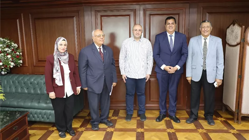 رئيس جامعة بني سويف التكنولوجية يقدم التهنئه للمحافظ