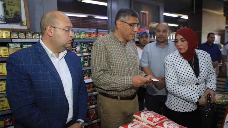 محافظ الجيزة يتفقد الأسواق والمخابز البلدية بأبو النمرس ..صور