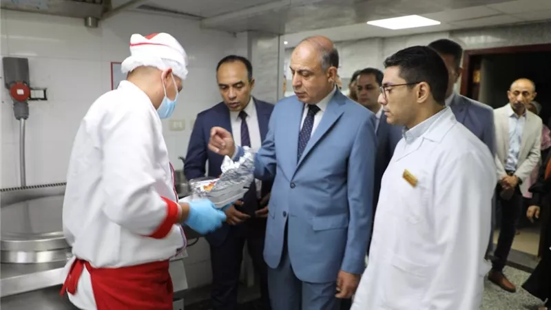 محافظ المنيا يفاجئ المستشفيات ويكافئ المتميزين..صور