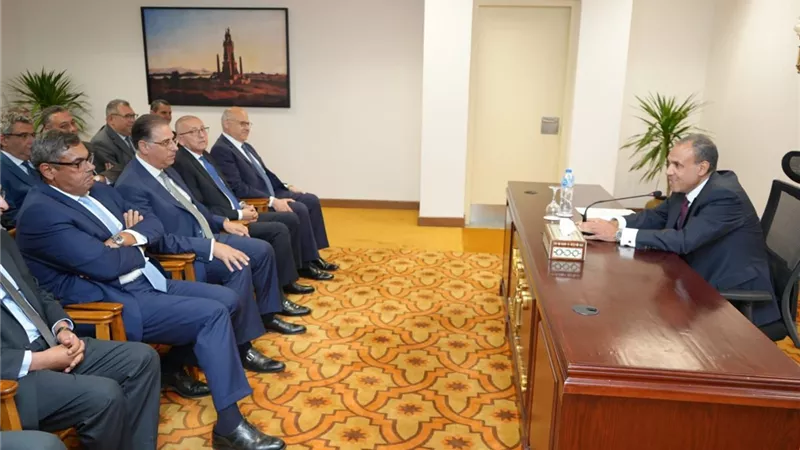 وزير الخارجية والهجرة يجتمع بقيادات الوزارة