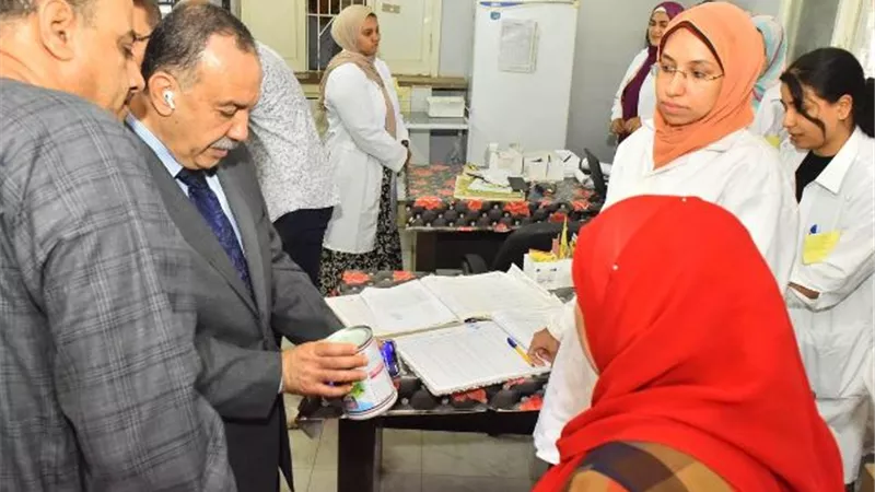 محافظ أسيوط يفاجىء العاملين بالإدارة الصحية بالفتح