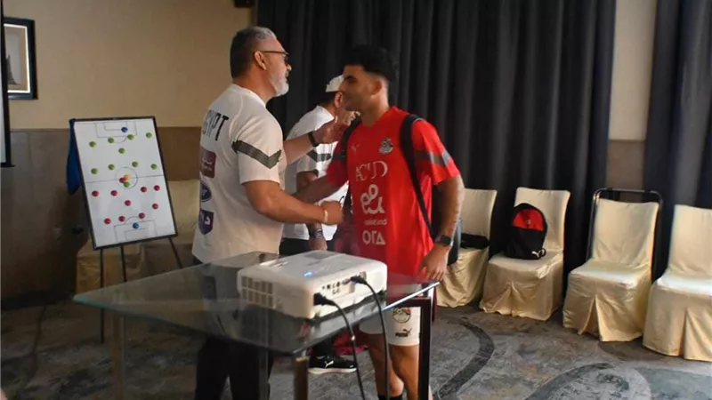 منتخب مصر الأولمبى ينهى إجراءات السفر إلى فرنسا ويغادر بطائرة خاصة
