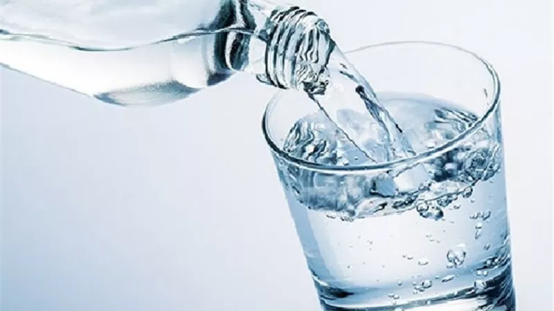 طبيبة توضح أهمية شرب الماء في الصباح
