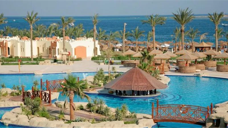 العمل بالقرى السياحية..حلال أم حرام؟