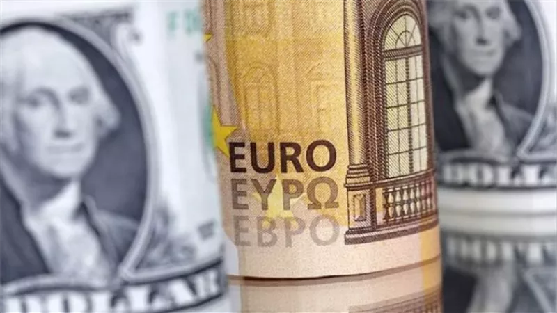 الدولار يتراجع واليورو يحتفظ بقوته بعد الانتخابات الفرنسية
