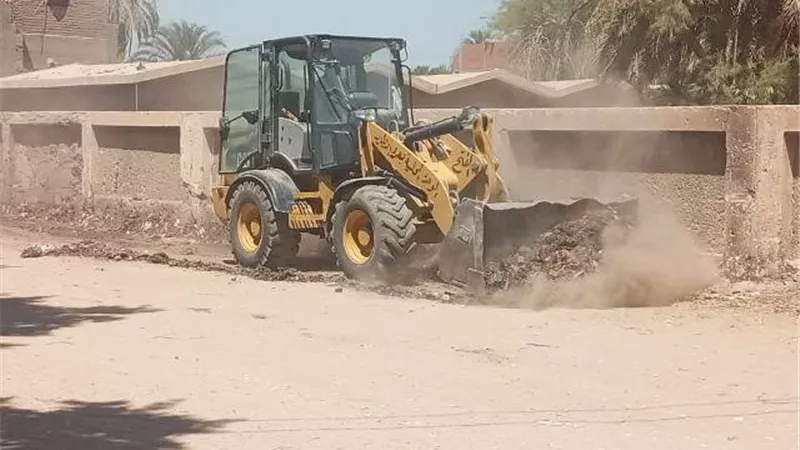 محافظ أسيوط يوجه بإزالة تجمعات قمامة خلال جولته بمركز الفتح