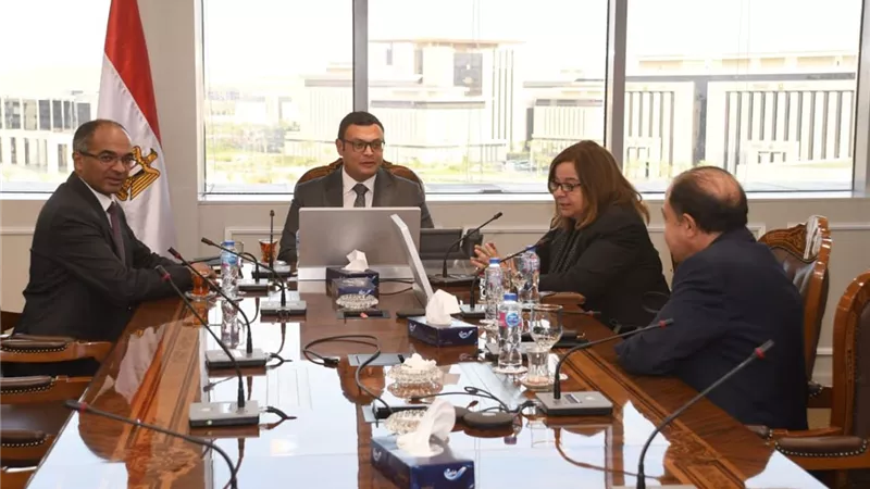 وزير الإسكان يتابع موقف تنفيذ وحدات 