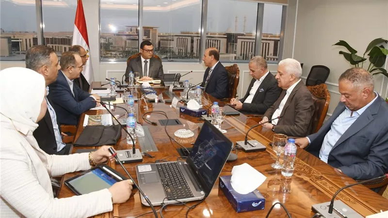 وزير الإسكان يتابع سير العمل بمشروع 