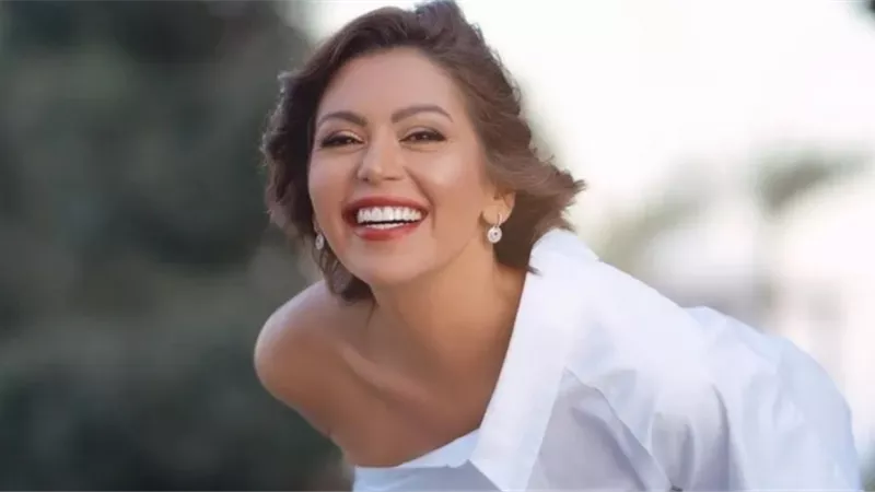 لقاء الخميسي تحتفل بعيد زواجها الـ 20