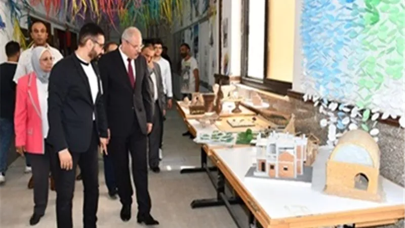 رئيس جامعة قناة السويس يتفقد مشروعات تخرج قسم عمارة بكلية الهندسة