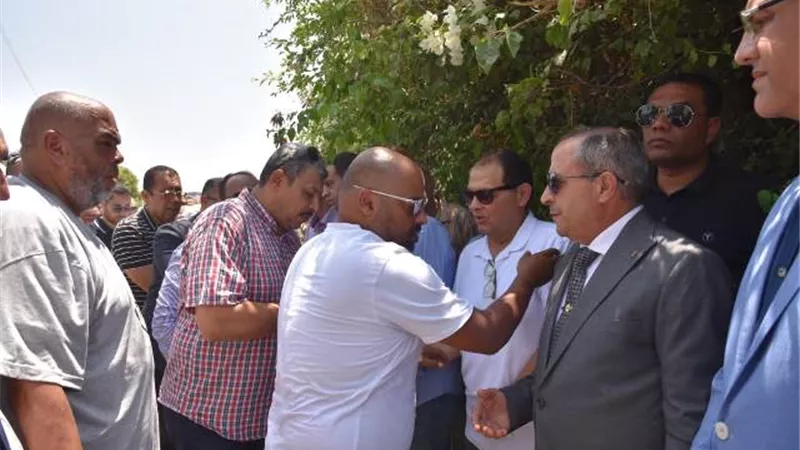 محافظا بورسعيد و القليوبية يتقدمان جنازة والدة محمد شردى