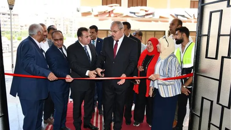 رئيس جامعة القناة يفتتح مبنى جديد بمدينة الطالبات