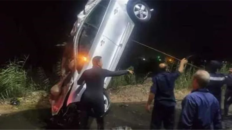 انتشال جثة سيدة أثر سقوط سيارة ملاكي بمصرف مائي فى أسيوط