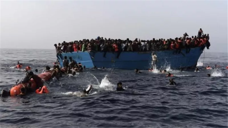 مصرع واصابة 13 في غرق قارب هجرة غير شرعية علي سواحل مطروح
