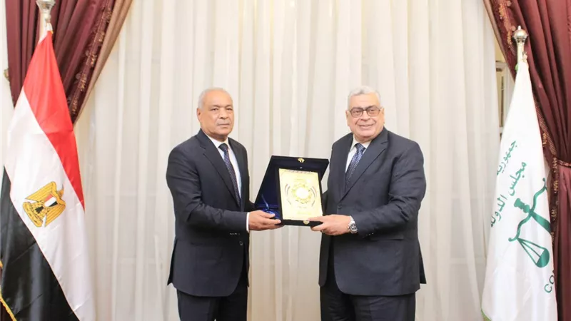 النيابة الإدارية تهدي رئيس مجلس الدولة الدرع التذكاري