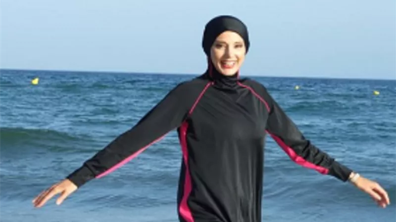 حكم ارتداء المايوه في البحر