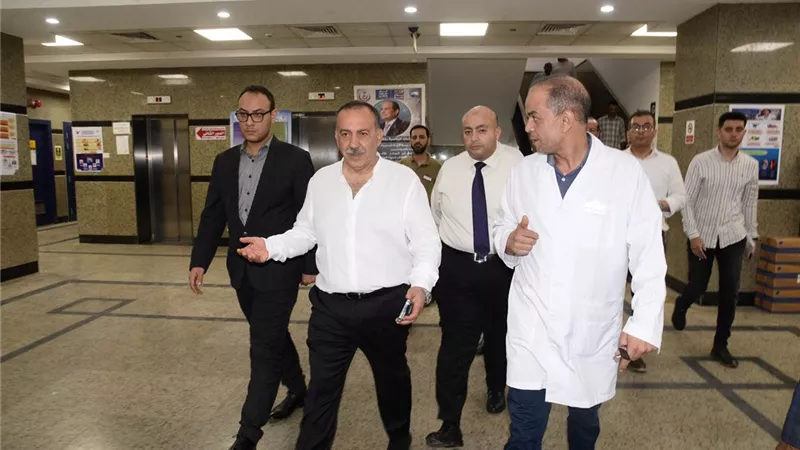 محافظ أسيوط يفاجئ مستشفى صدفا المركزي فجرًا لمتابعة سير العمل