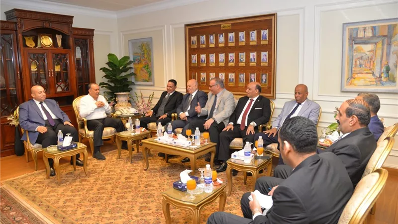 محافظ أسيوط يستقبل أمين حزب الشعب الجمهوري بالمحافظة لتقديم التهنئة